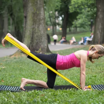 Taśma rehabilitacyjna 2,5 m specjalnie mocna Thera Band (czarna)