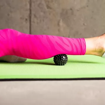 Piłka z kolcami do masażu Lacrosse BLP01 BLACK HMS