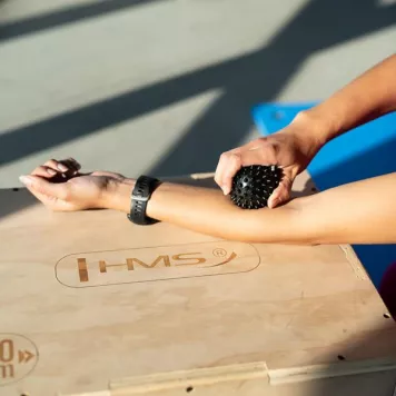 Piłka z kolcami do masażu Lacrosse BLP01 BLACK HMS