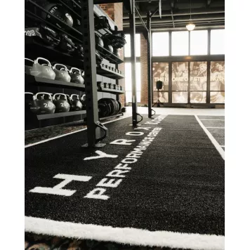 Trawa 2 tory z polami End Zone i logo (16,2 m × 2 m) HTURF4 - CENTR x HYROX