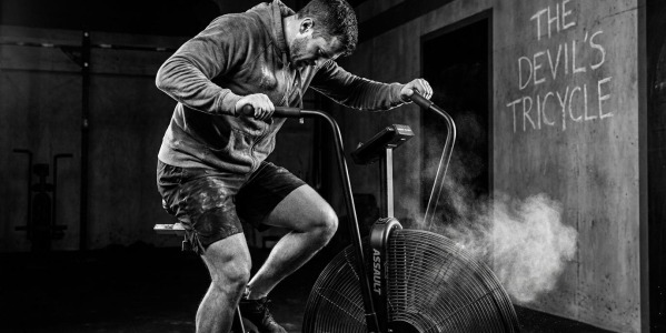 Airbike - dlaczego rower powietrzny daje lepsze efekty niż bieżnia i wioślarz w treningu całego ciała
