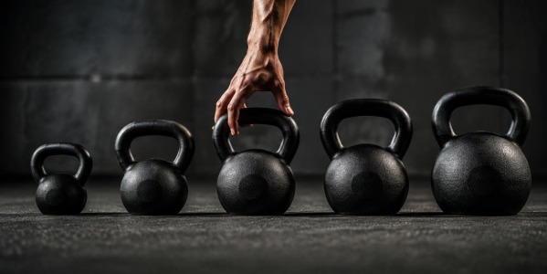 Jak dobrać obciążenie hantli i kettlebells na start przygody z treningiem siłowym