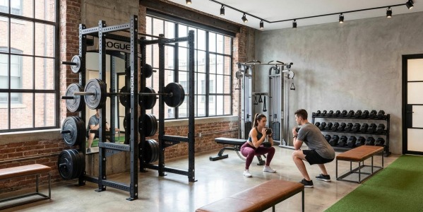 Trening siłowy w studiu personalnym – jak wybrać sprzęt do studia treningowego dla maksymalnej efektywności?