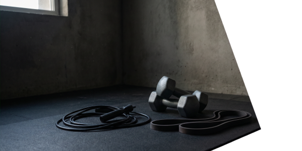 Domowa strefa spalania tłuszczu: jakie akcesoria fitness kupić do krótkich treningów 20 minut dziennie?