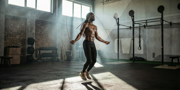 Skakanka, stepper czy air bike – co lepiej spala kalorie przed latem?