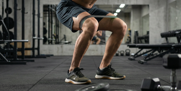 Trening pośladków w domu i klubie: jaki sprzęt daje najlepsze efekty?