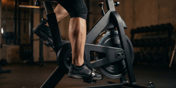 Zone 2 cardio w domu: jaki sprzęt wybrać do długich, spokojnych treningów?