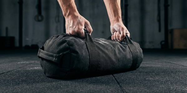 Sanki treningowe, worki i wall balle - jak zbudować strefę treningu atletycznego?